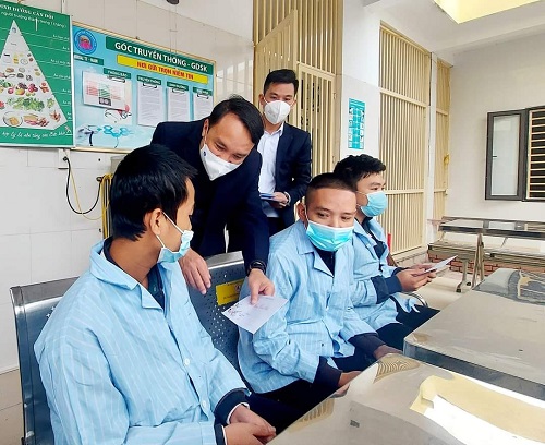 Lãnh đạo Sở Y tế thăm, động viên, tặng quà các kíp trực và bệnh nhân đang điều trị tại Bệnh viện Sản Nhi và Bệnh viện Tâm Thần Nghệ An.