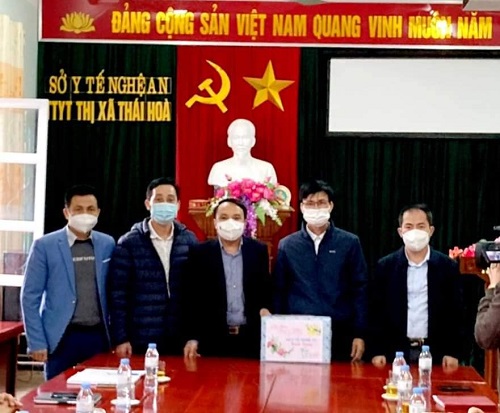 Lãnh đạo Sở Y tế thăm, động viên, trao quà cho cán bộ, nhân viên các đơn vị y tế Thị xã Thái Hòa và Bệnh viện đa khoa Tây Bắc nhân dịp Tết Nguyên đán 2022.