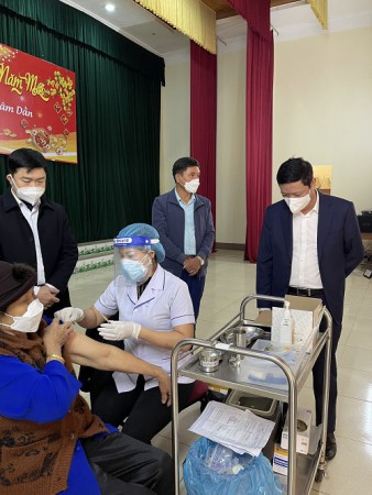 Lãnh đạo Sở Y tế Nghệ An kiểm tra chiến dịch tiêm chủng vắc xin phòng chống COVID-19 mùa Xuân