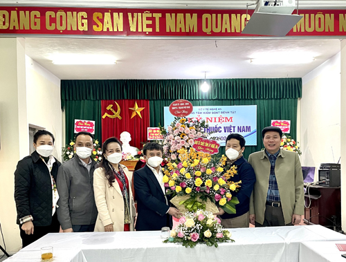 Các đơn vị chúc mừng tập thể cán bộ, nhân viên Trung tâm Kiểm soát bệnh tật tỉnh nhân Ngày thầy thuốc Việt Nam 27/2.