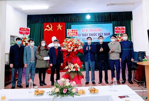 Phó Bí thư Thường trực Tỉnh ủy chúc mừng cán bộ, nhân viên một số đơn vị Y tế nhân Ngày Thầy thuốc Việt Nam 27/02