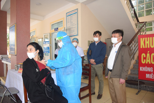 Lãnh đạo Trung tâm Kiểm soát bệnh tật tỉnh kiểm tra công tác phòng chống dịch và chiến dịch tiêm chủng vắc xin phòng COVID-19 mùa Xuân