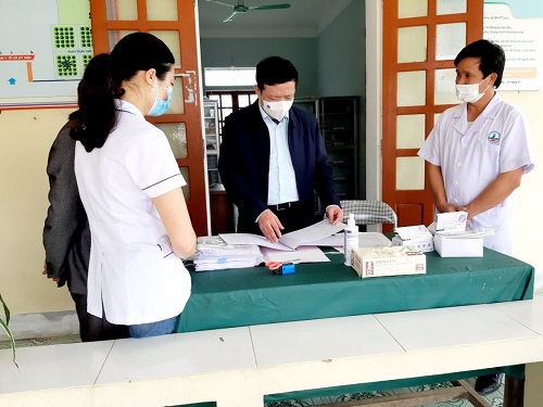 Lãnh đạo Sở Y tế kiểm tra công tác quản lý, chăm sóc F0 tại nhà tại các Trạm Y tế lưu động trên địa bàn huyện Tân Kỳ