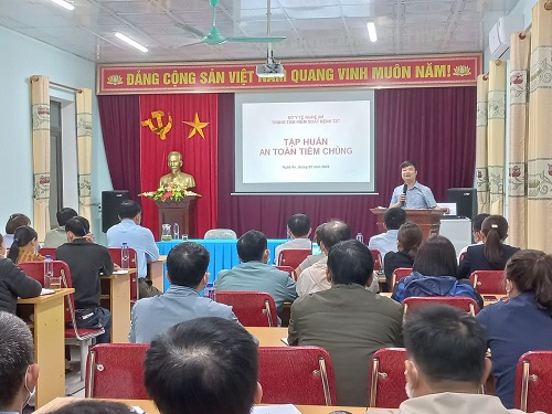 CDC tỉnh phối hợp với Trung tâm Y tế Con Cuông tập huấn nâng cao năng lực chuyên môn tromg công tác tiêm chủng