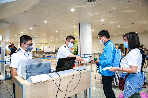 Nóng: Bộ Y tế chính thức ban hành hướng dẫn phòng chống dịch COVID-19 với người nhập cảnh