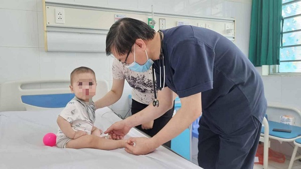 Những điều cha mẹ cần lưu ý khi chăm sóc trẻ mắc bệnh tay chân miệng