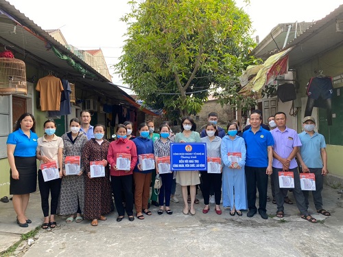 Công đoàn ngành y tế thăm hỏi tặng quà cho CNVCLĐ tại các khu nhà trọ, bị tai nạn lao động nhân dịp Tháng công nhân