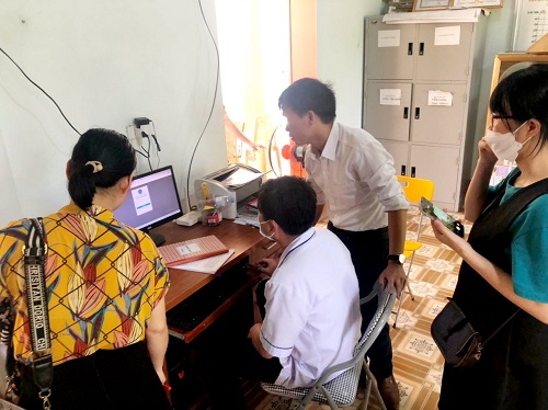 Trung tâm Kiếm soát bệnh tật tỉnh giám sát tình hình dịch bệnh mùa hè, đặc biệt là bệnh Tay chân miệng tại thị xã Thái Hòa và huyện Nghĩa Đàn.