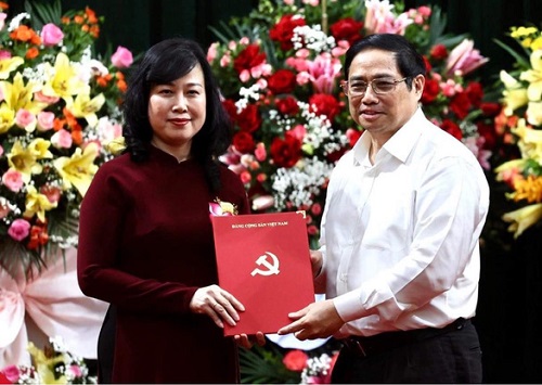 Thủ tướng trao quyết định chỉ định, giao đồng chí Đào Hồng Lan làm Bí thư Ban Cán sự Đảng, Quyền Bộ trưởng Bộ Y tế
