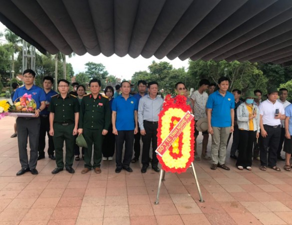 Sở Y tế Nghệ An dâng hoa dâng hương tri ân các anh hùng liệt sĩ tại nghĩa trang Trường Sơn và di tích Thành Cổ Quảng Trị.