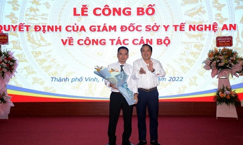 Lãnh đạo Sở Y tế trao quyết định bổ nhiệm Phó Giám đốc Bệnh viện Hữu nghị Đa khoa Nghệ An