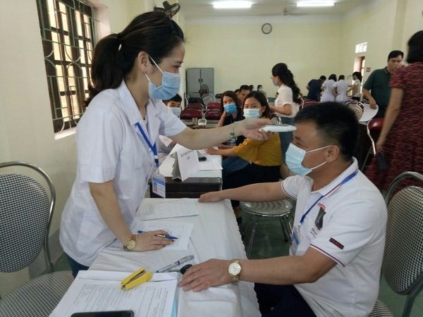 CDC Nghệ An tổ chức tiêm vắc xin phòng COVID-19 mũi nhắc lại cho cán bộ y tế