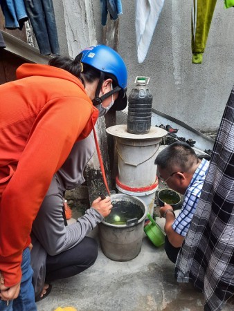 Trung tâm Kiểm soát bệnh tật tỉnh (CDC) giám sát véc tơ SXHD định kỳ hàng tháng và kiểm tra công tác phòng chống SXHD tại Diễn Châu và Quỳnh Lưu.