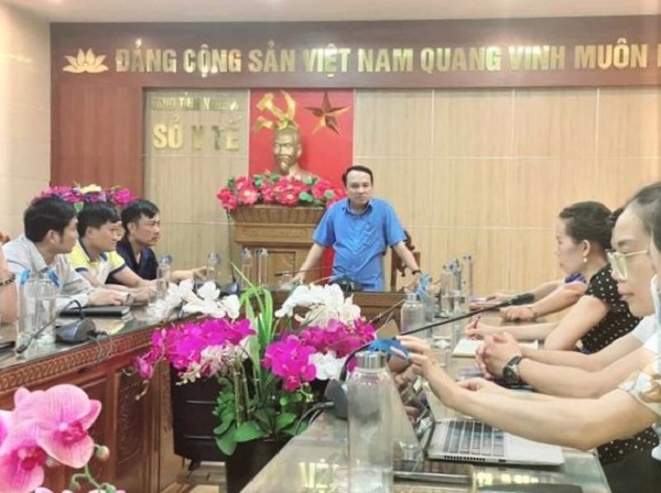 Lãnh đạo Sở Y tế làm việc với các huyện miền núi tìm hiểu khó khăn, đưa ra hướng giải quyết trong công tác đấu thầu thuốc.