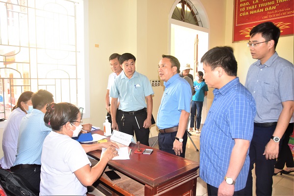 Lãnh đạo Sở Y tế và CDC Nghệ An kiểm tra giám sát tiêm vắc-xin phòng COVID-19 mũi 4 tại huyện Hưng Nguyên, Nam Đàn.