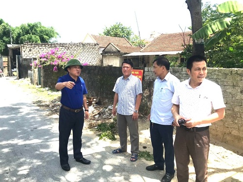 Lãnh đạo Sở Y tế kiểm tra, giám sát công tác phòng, chống Sốt xuất huyết Dengue tại xã Thị xã Hoàng Mai.