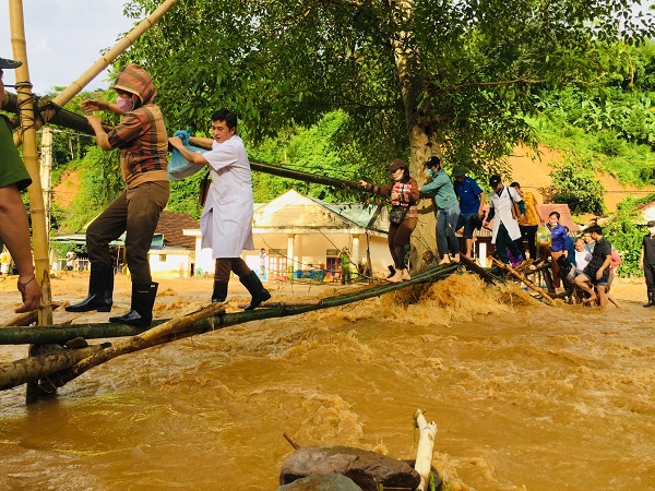 Bác sĩ nơi tâm lũ Kỳ Sơn: Càng mưa lũ, càng phải vào với dân bản