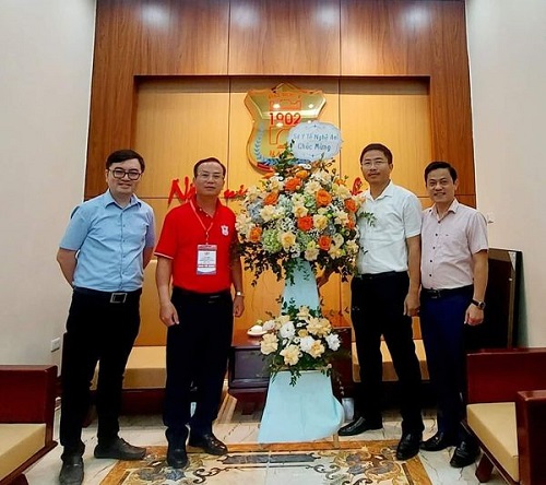 Lãnh đạo Ngành Y tế Nghệ An chúc mừng Trường Đại học Y Hà Nội.