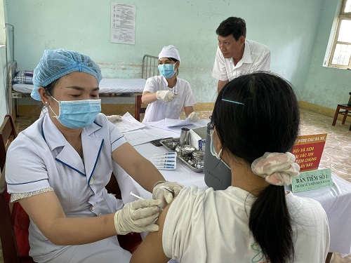 Sáng 5/12: Gần 60 ca COVID-19 đang thở máy, oxy; hàng chục tỉnh, thành tiêm vaccine thấp