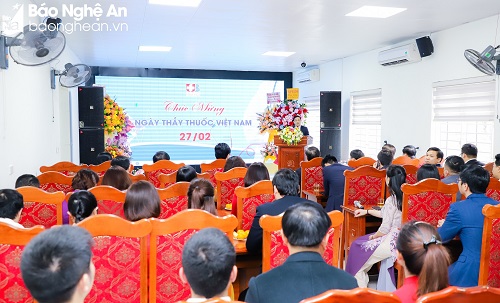 Chủ tịch UBND tỉnh Nguyễn Đức Trung chúc mừng các đơn vị y tế nhân ngày Thầy thuốc Việt Nam