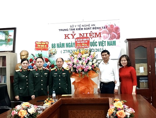 Đại diện lãnh đạo thành ủy- HĐND - UBND – UBMTTQ, các sở ban, ngành, đoàn thể tặng hoa chúc mừng Trung tâm Kiểm soát bệnh tật Nghệ An nhân Ngày Thầy thuốc Việt Nam 27-2