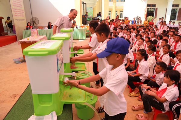 Truyền thông tăng cường kiến thức  về nước sạch và vệ sinh môi trường cho học sinh