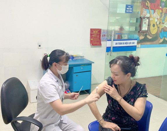 Trung tâm Kiểm Soát Bệnh tật tỉnh Nghệ An tổ chức tiêm vaccin phòng cúm mùa cho toàn bộ cán bộ, nhân viên
