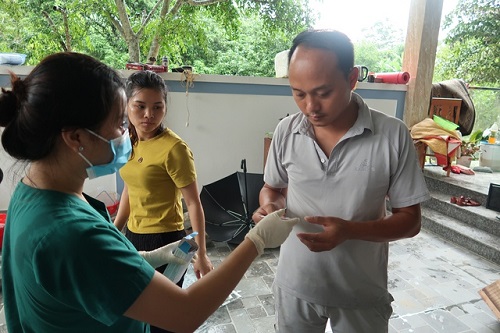 Tâm lũ Quỳ Châu: Cán bộ y tế đến từng nhà khử sạch nguồn nước cho người dân vùng lũ