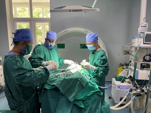 Lần đầu tiên tại Nghệ An thực hiện phẫu thuật thay đốt sống cổ nhân tạo điều chỉnh được độ cao kèm vít cố định