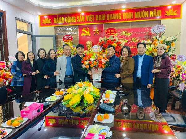 Lãnh đạo CDC tỉnh tặng hoa chúc mừng kỷ niệm Ngày Dân số Việt Nam 26/12