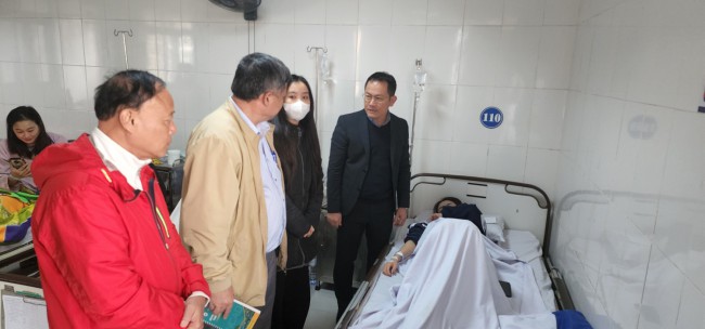 Lãnh đạo Sở Y tế kịp thời động viên, thăm hỏi học sinh bị thương do sập trần trường học