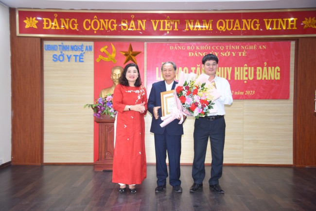 Sở Y tế Nghệ An tổ chức lễ Trao tặng Huy hiệu 30 năm tuổi Đảng cho Đảng viên Phan Đình Hợi.