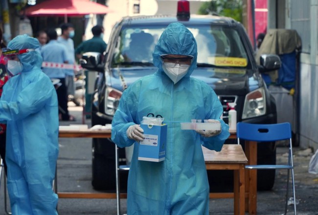 COVID-19 và các bệnh dịch nguy hiểm ở nhiều nước tăng, chuyên gia khuyến cáo gì?