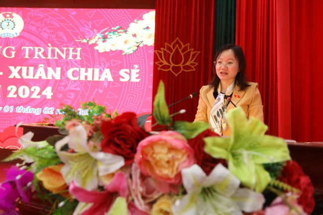 Đoàn Đại biểu Quốc hội tỉnh tặng quà cho viên chức người lao động nhân dịp Tết Nguyên đán Giáp Thìn 2024 tại Bệnh viện Hữu nghị Đa khoa Nghệ An