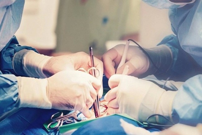 Chịu đau 'vùng kín' 5 ngày mới đến bệnh viện, bé trai phải cắt tinh hoàn