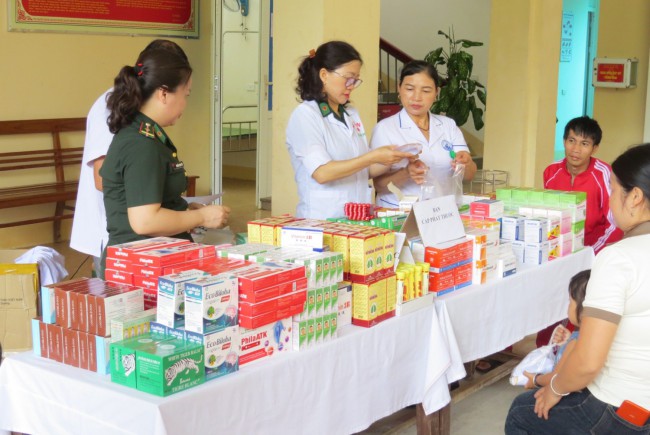 Khám, cấp thuốc miễn phí cho người dân vùng biên giới tỉnh Nghệ An
