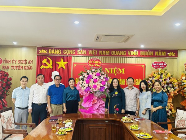 Lãnh đạo Sở Y tế chúc mừng 94 năm Ngày truyền thống Ngành Tuyên giáo ( 01/8/1930-01/8/2024)