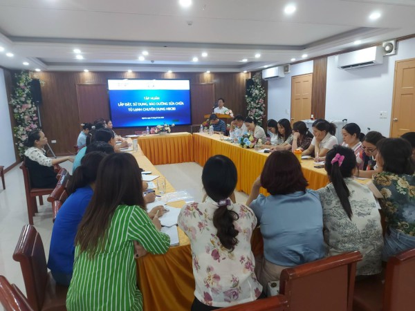 Tập huấn sử dụng, bảo dưỡng tủ lạnh chuyên dụng bảo quản vắc xin.