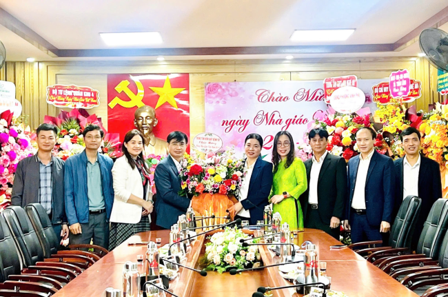 Trung tâm Kiểm soát bệnh tật tỉnh Nghệ An tặng hoa chúc mừng Ngày Nhà giáo Việt Nam 20/11