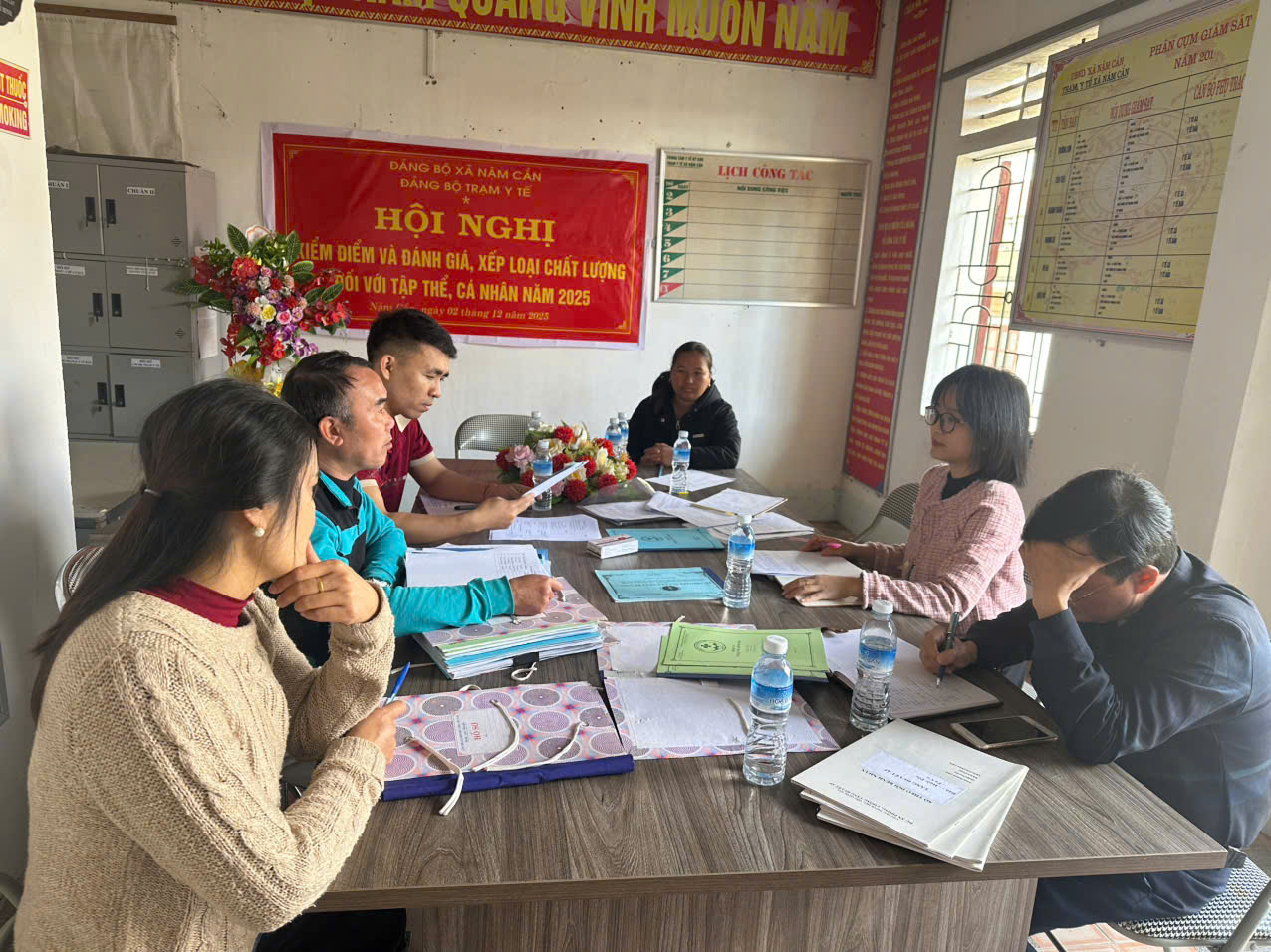 Ảnh: Đoàn làm việc tại TYT Nậm Cắn