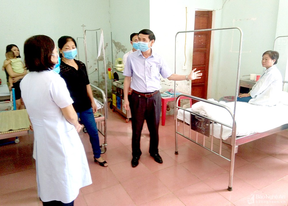 Lãnh đạo CDC Nghệ An kiểm tra, đôn đốc công tác phòng, chống, điều trị dịch bệnh sốt xuất huyết ở huyện Diễn Châu. Ảnh: Thành Chung