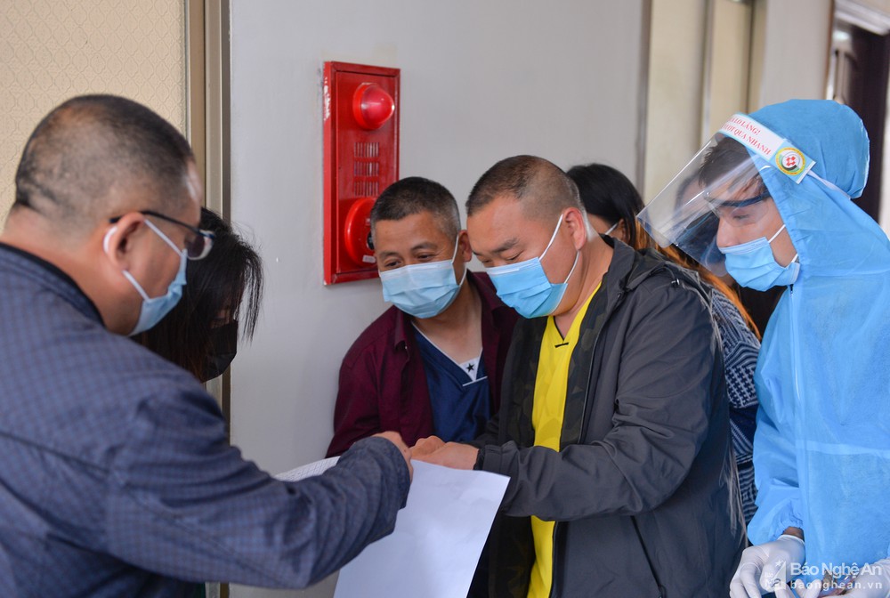 Cán bộ CDC Nghệ An thực hiện khai báo y tế cho các chuyên gia nước ngoài nhập cảnh vào Nghệ An làm việc. Ảnh: Thành Cường