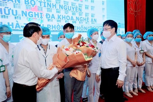 Đồng chí Bùi Đình Long- Phó chủ tịch UBND tỉnh biểu dương tinh thần các y bác sĩ lên đường làm nhiệm vụ